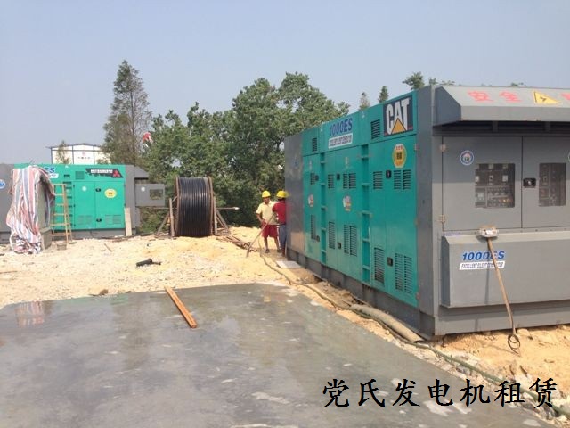 合肥發(fā)電機出租租賃工程施工租用兩臺600KW靜音柴油發(fā)電機組