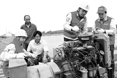 【出租發(fā)電機(jī)】上海電力黨員服務(wù)隊(duì)指導(dǎo)養(yǎng)殖蝦農(nóng)使用自備發(fā)電機(jī)