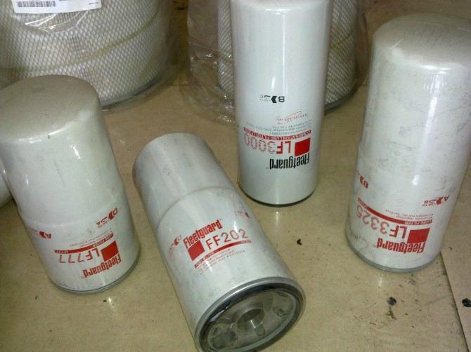 出租發(fā)電機(jī) 換機(jī)油一定要換機(jī)油濾芯，否則發(fā)動機(jī)早晚會變成渣！