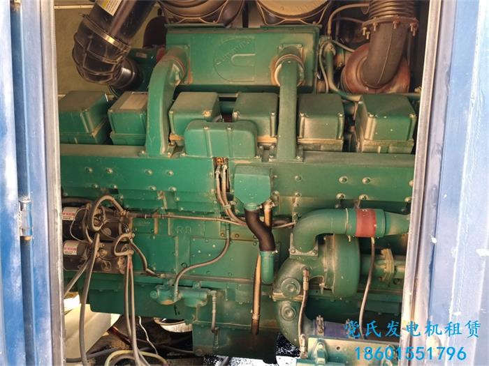 南京溧水發(fā)電機(jī)出租租賃工廠租用800KW康明斯發(fā)電機(jī)組發(fā)電進(jìn)行生產(chǎn)
