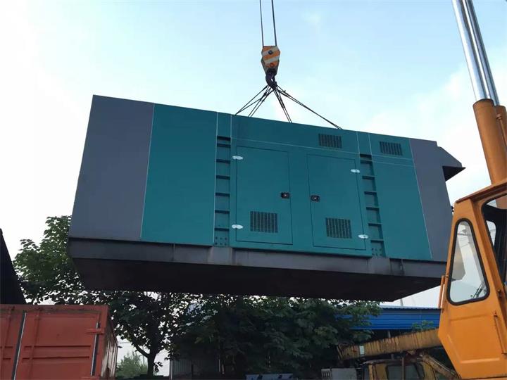 泰州發(fā)電機(jī)出租賃工廠租用進(jìn)口康明斯1000kw大型柴油發(fā)電機(jī)組租賃裝車(chē)發(fā)貨 泰州發(fā)電機(jī)出租賃工廠租用進(jìn)口康明斯1000kw大型柴油發(fā)電機(jī)組租賃裝車(chē)發(fā)貨