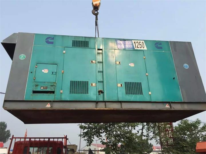 泰州發(fā)電機(jī)出租賃工廠租用進(jìn)口康明斯1000kw大型柴油發(fā)電機(jī)組租賃裝車(chē)發(fā)貨 泰州發(fā)電機(jī)出租賃工廠租用進(jìn)口康明斯1000kw大型柴油發(fā)電機(jī)組租賃裝車(chē)發(fā)貨
